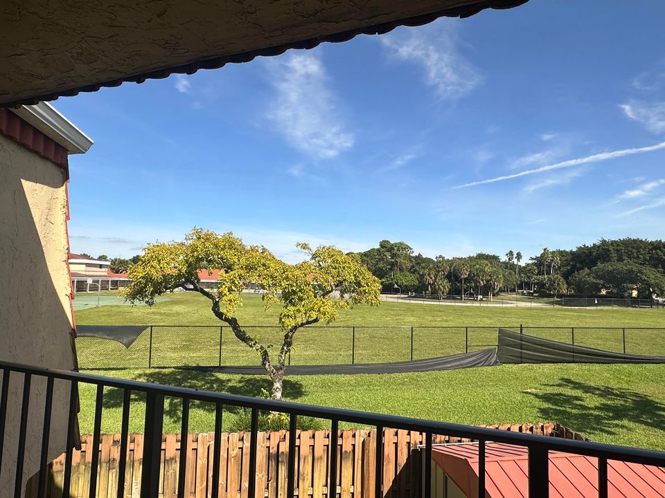 合同活跃: $2,395 (2 贝兹, 2 浴室, 1302 平方英尺)