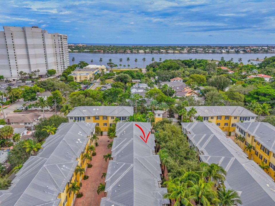 合同活跃: $1,450,000 (3 贝兹, 3 浴室, 2026 平方英尺)