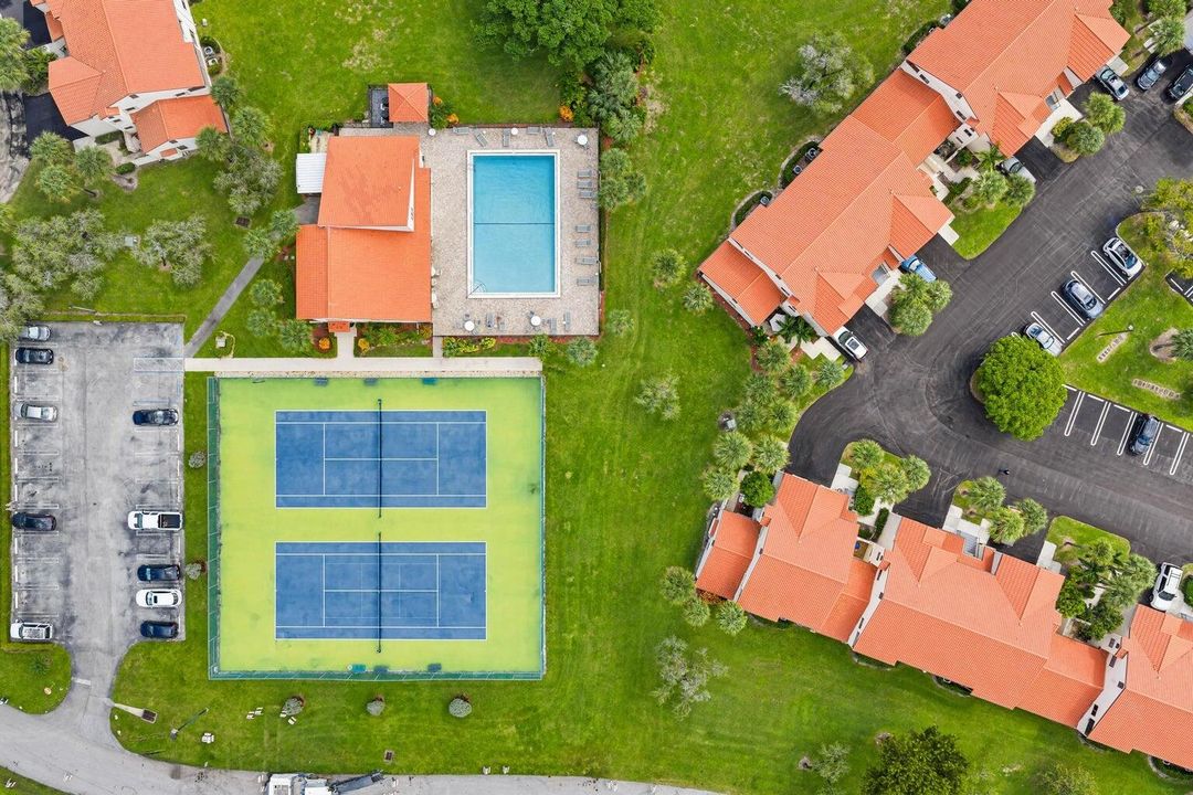 For Sale: $150,000 (2 beds, 2 baths, 996 Square Feet)