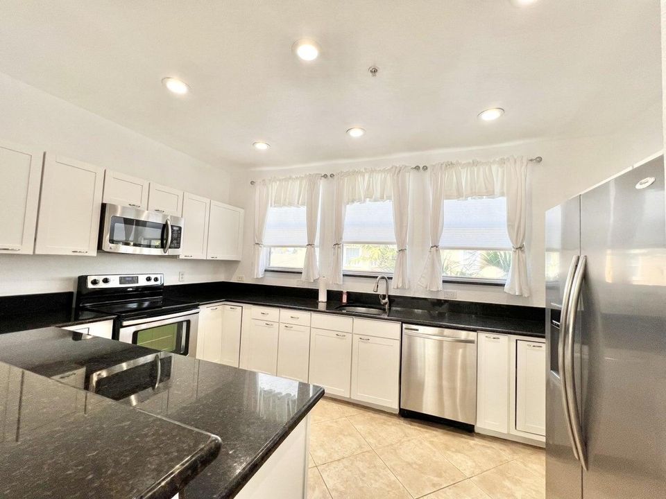 For Rent: $2,900 (3 beds, 2 baths, 1326 Square Feet)