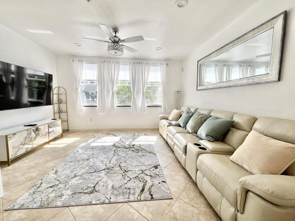 For Rent: $2,900 (3 beds, 2 baths, 1326 Square Feet)