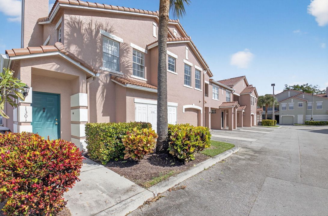 Active With Contract: $2,450 (2 beds, 2 baths, 1143 Square Feet)