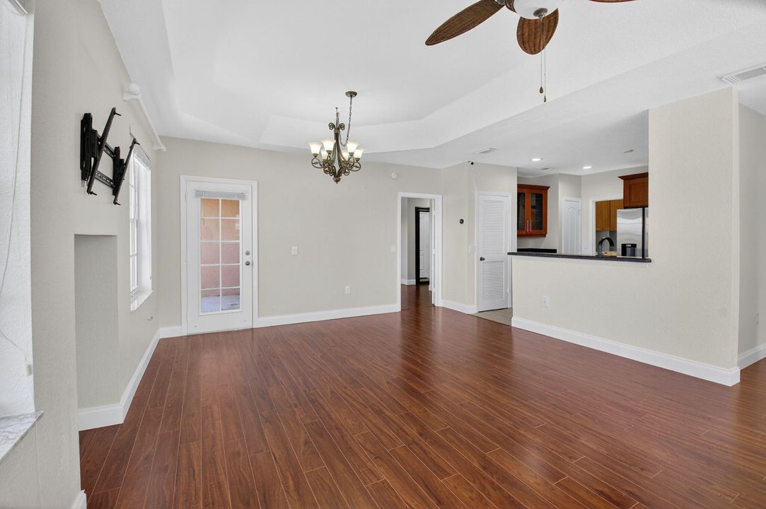 Active With Contract: $2,450 (2 beds, 2 baths, 1143 Square Feet)