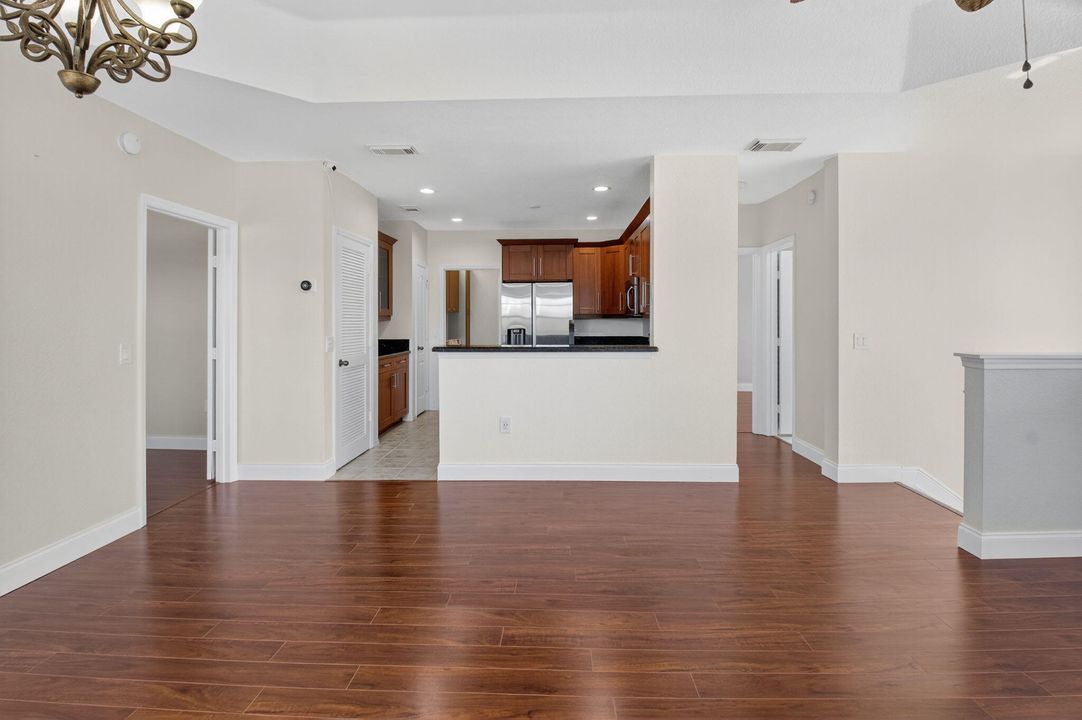 Active With Contract: $2,450 (2 beds, 2 baths, 1143 Square Feet)