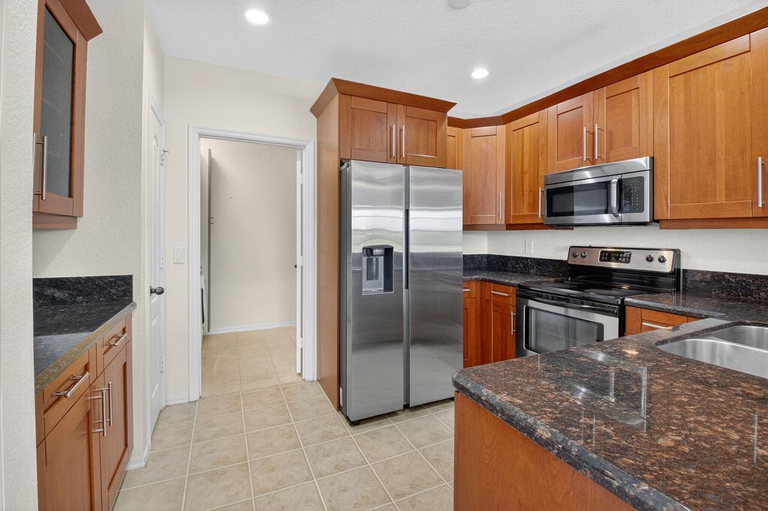 Active With Contract: $2,450 (2 beds, 2 baths, 1143 Square Feet)