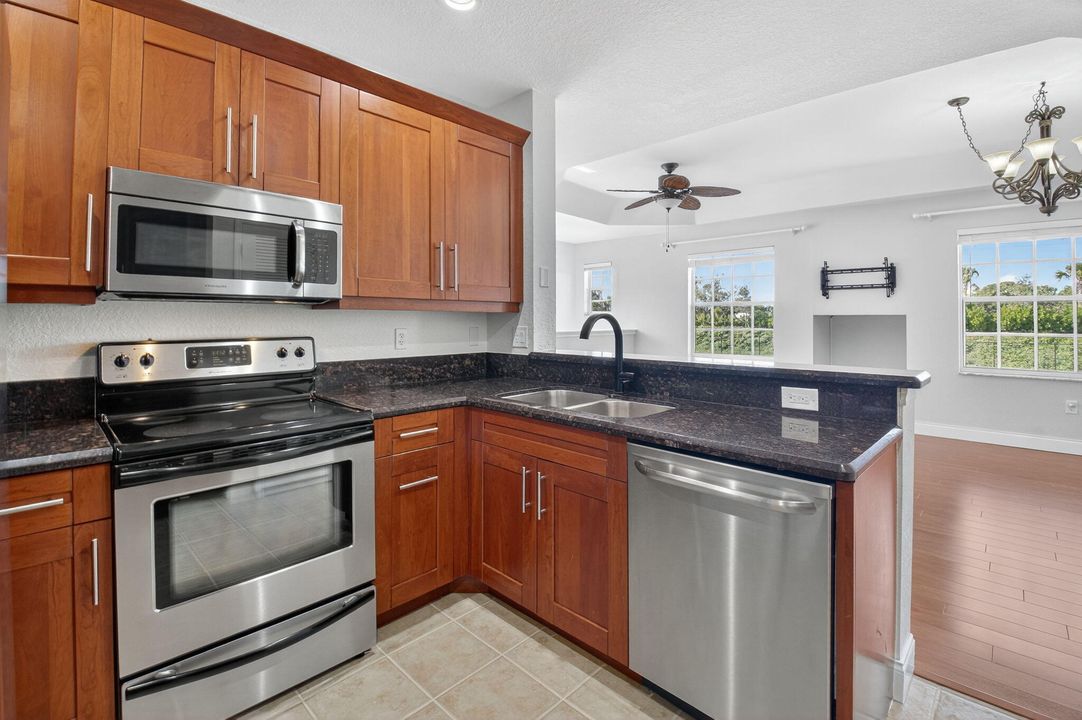 Active With Contract: $2,450 (2 beds, 2 baths, 1143 Square Feet)