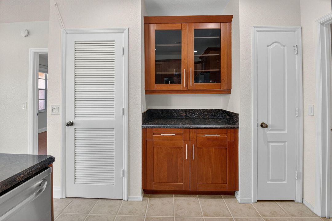 Active With Contract: $2,450 (2 beds, 2 baths, 1143 Square Feet)