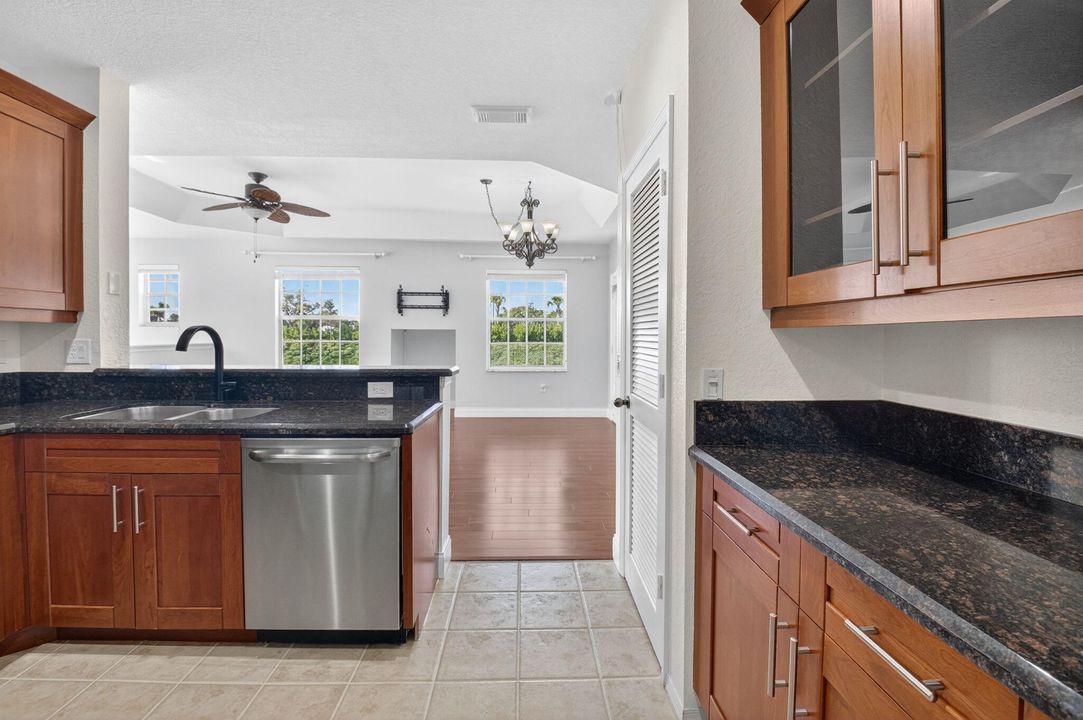 Active With Contract: $2,450 (2 beds, 2 baths, 1143 Square Feet)