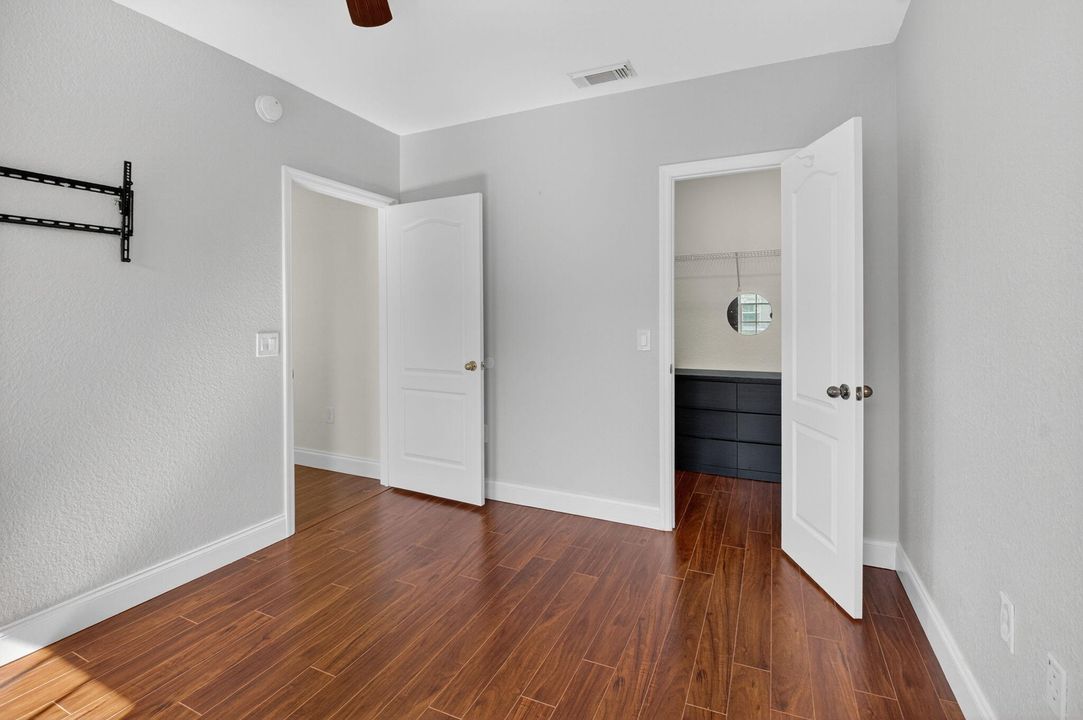 Active With Contract: $2,450 (2 beds, 2 baths, 1143 Square Feet)