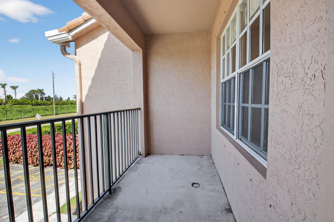 Active With Contract: $2,450 (2 beds, 2 baths, 1143 Square Feet)