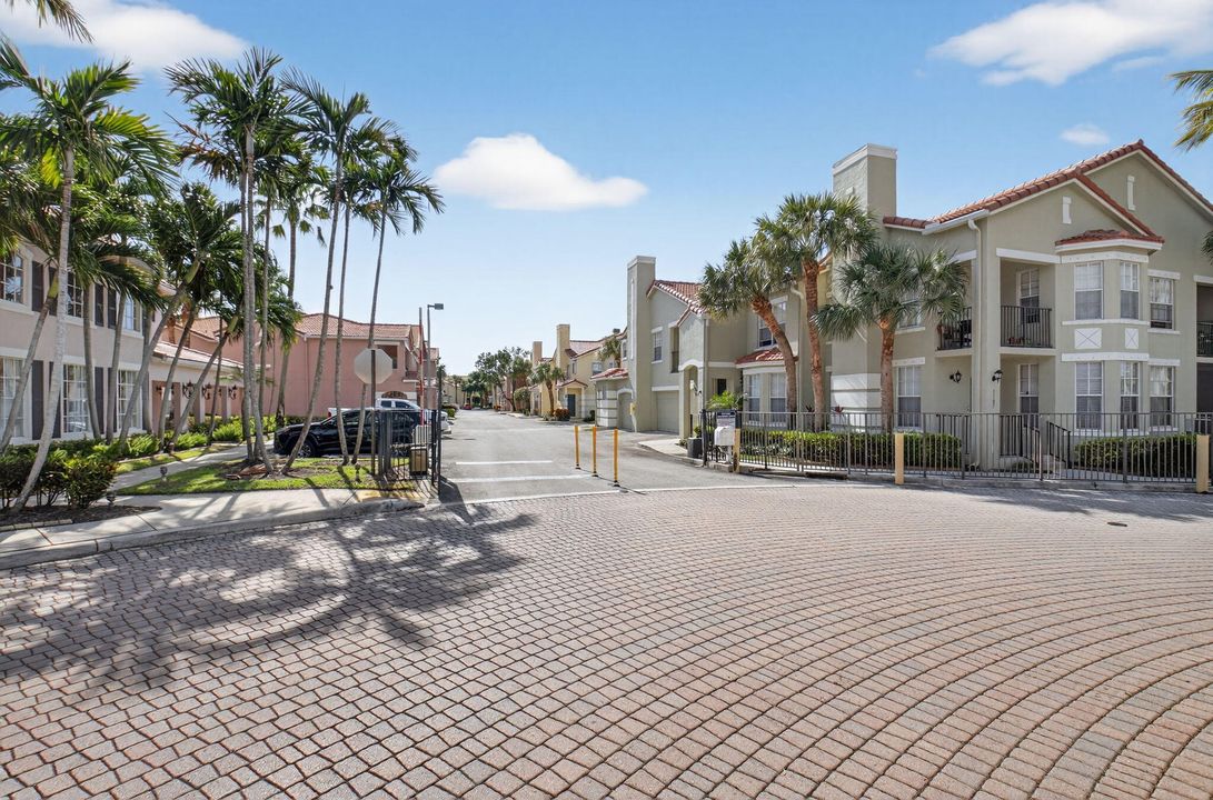 Active With Contract: $2,450 (2 beds, 2 baths, 1143 Square Feet)