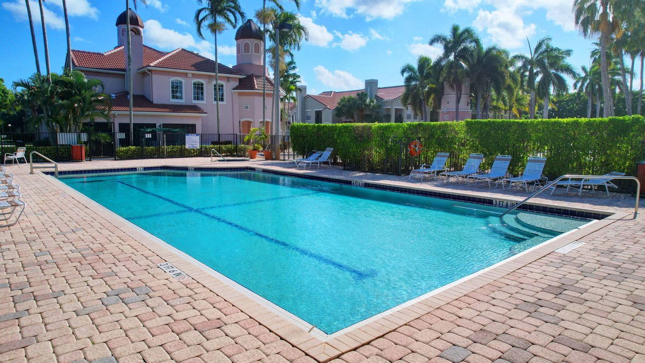 Active With Contract: $2,450 (2 beds, 2 baths, 1143 Square Feet)