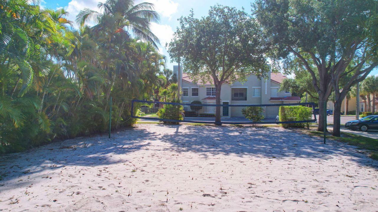 Active With Contract: $2,450 (2 beds, 2 baths, 1143 Square Feet)