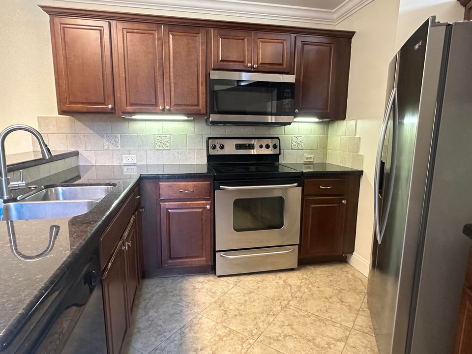 合同活跃: $2,395 (2 贝兹, 2 浴室, 1302 平方英尺)