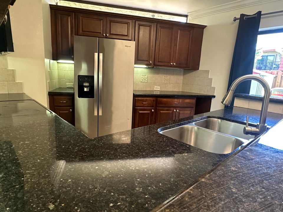 合同活跃: $2,395 (2 贝兹, 2 浴室, 1302 平方英尺)