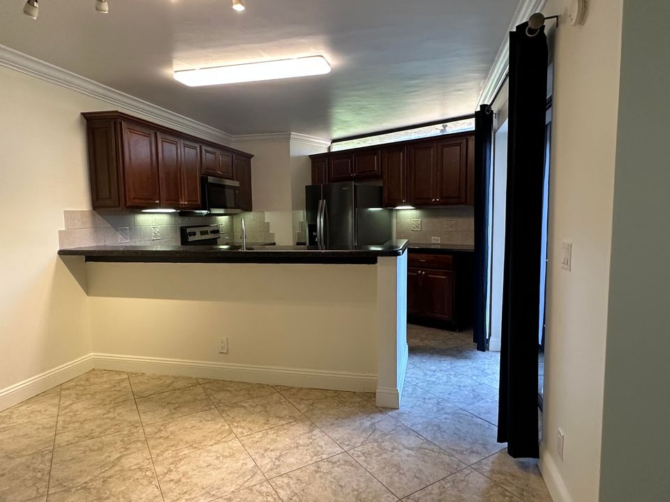 合同活跃: $2,395 (2 贝兹, 2 浴室, 1302 平方英尺)