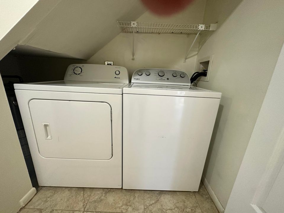 合同活跃: $2,395 (2 贝兹, 2 浴室, 1302 平方英尺)