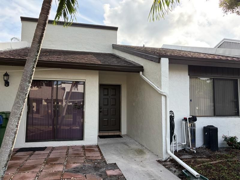 Active With Contract: $2,600 (2 beds, 2 baths, 1258 Square Feet)