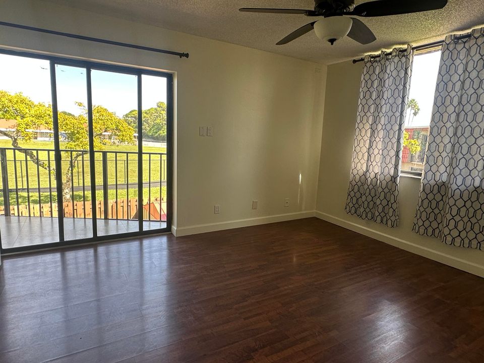 合同活跃: $2,395 (2 贝兹, 2 浴室, 1302 平方英尺)