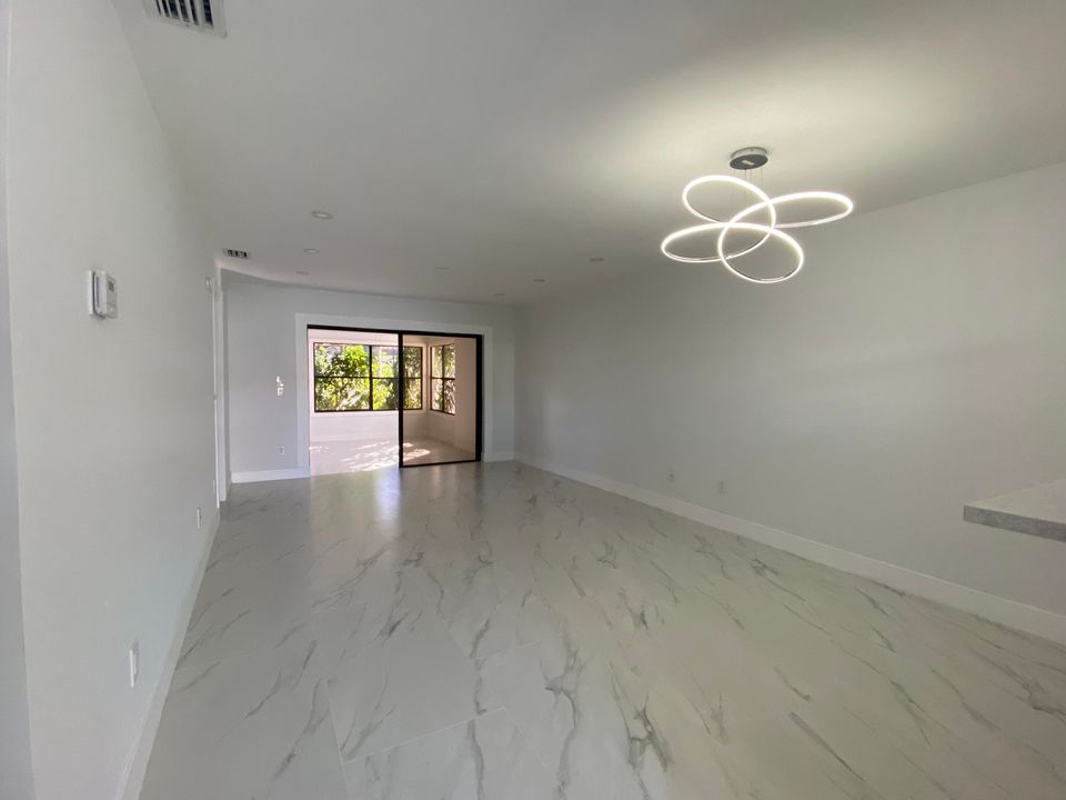 Activo con contrato: $2,900 (3 camas, 2 baños, 1380 Pies cuadrados)