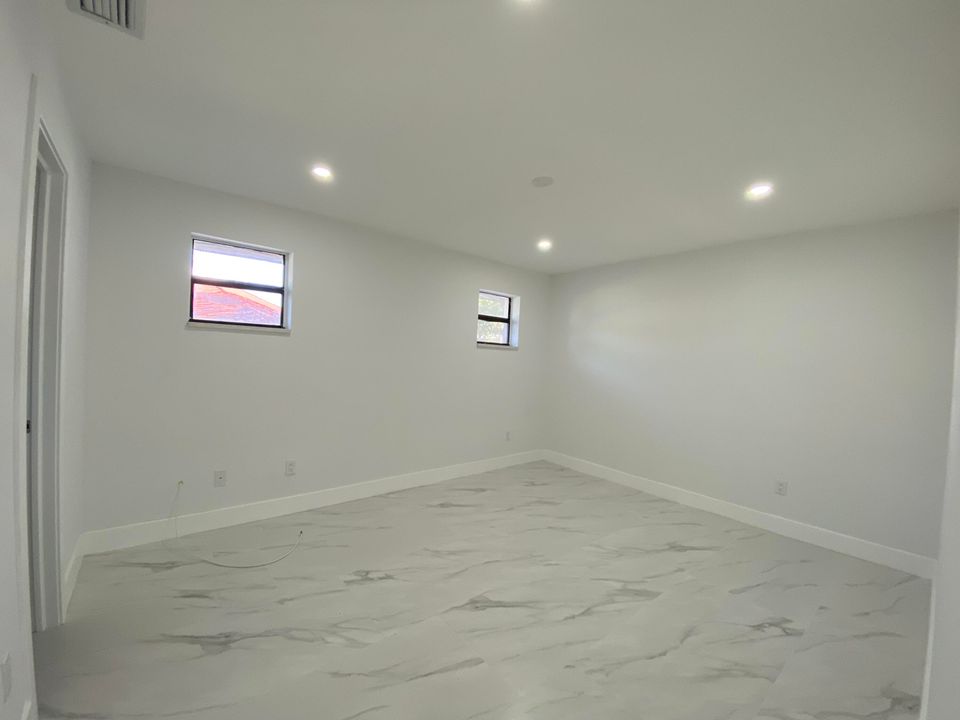 Activo con contrato: $2,900 (3 camas, 2 baños, 1380 Pies cuadrados)