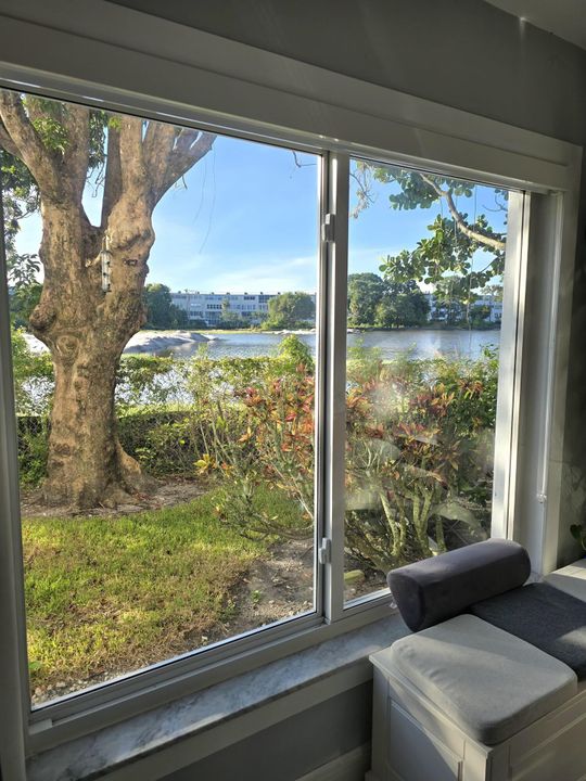 For Sale: $275,000 (2 beds, 2 baths, 1110 Square Feet)