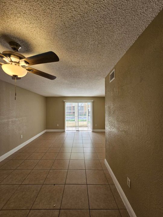 待售: $193,000 (2 贝兹, 2 浴室, 1290 平方英尺)