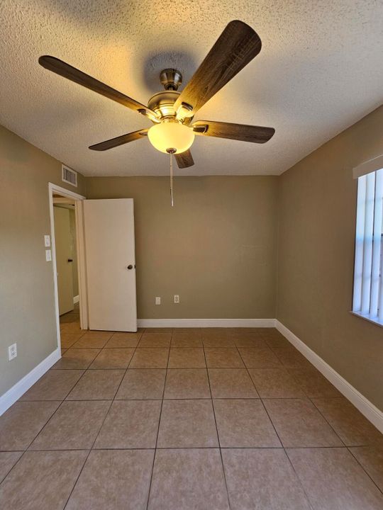 待售: $193,000 (2 贝兹, 2 浴室, 1290 平方英尺)