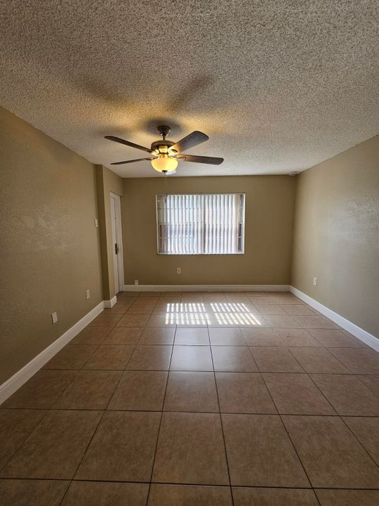 待售: $193,000 (2 贝兹, 2 浴室, 1290 平方英尺)