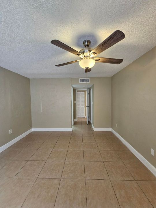 待售: $193,000 (2 贝兹, 2 浴室, 1290 平方英尺)