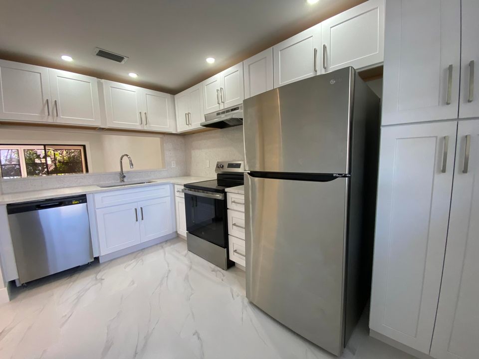 Activo con contrato: $2,900 (3 camas, 2 baños, 1380 Pies cuadrados)