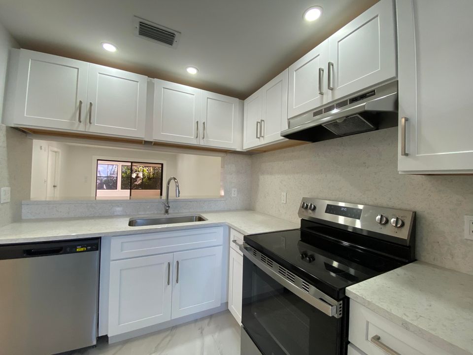 Activo con contrato: $2,900 (3 camas, 2 baños, 1380 Pies cuadrados)