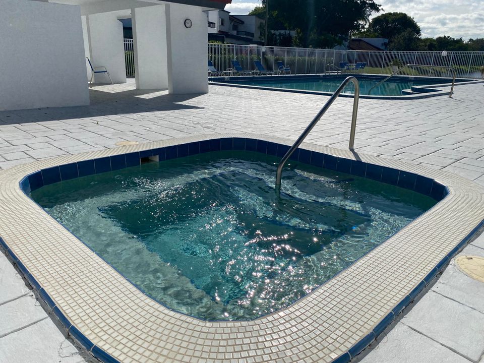 Activo con contrato: $2,900 (3 camas, 2 baños, 1380 Pies cuadrados)