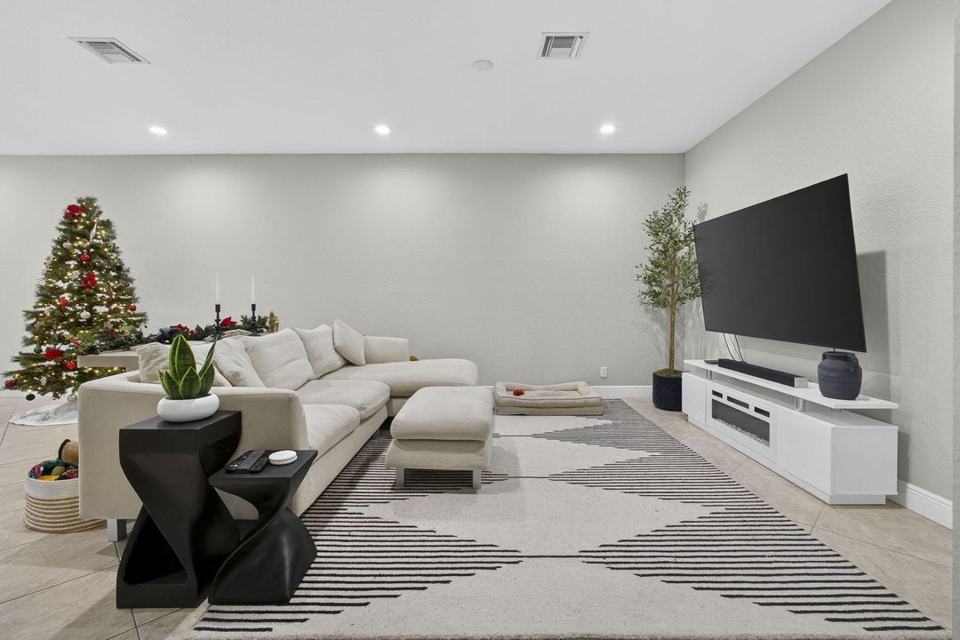 For Sale: $545,000 (3 beds, 2 baths, 1741 Square Feet)