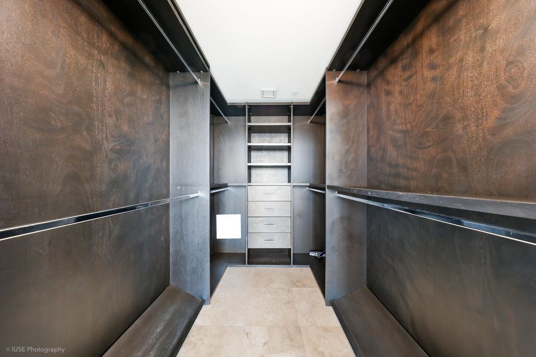 For Sale: $575,000 (1 beds, 1 baths, 843 Square Feet)