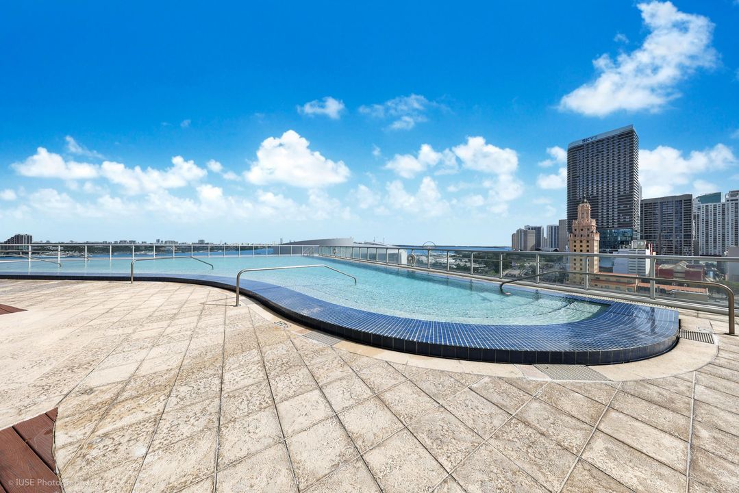 For Sale: $575,000 (1 beds, 1 baths, 843 Square Feet)