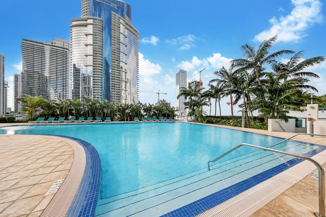 For Sale: $575,000 (1 beds, 1 baths, 843 Square Feet)