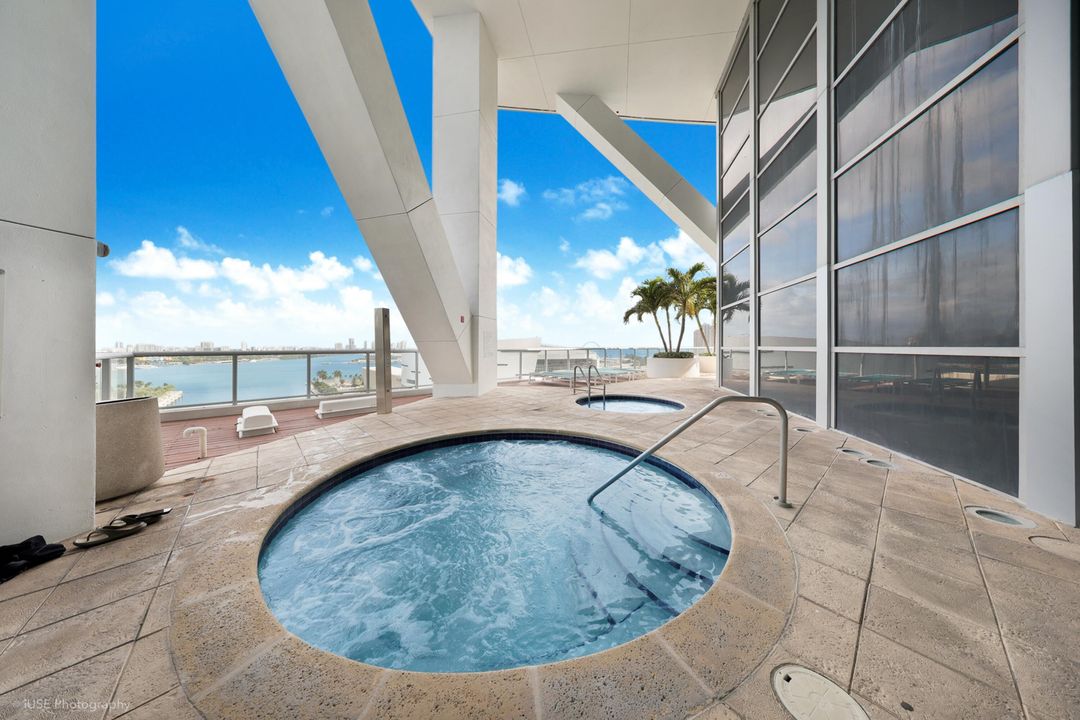 For Sale: $575,000 (1 beds, 1 baths, 843 Square Feet)