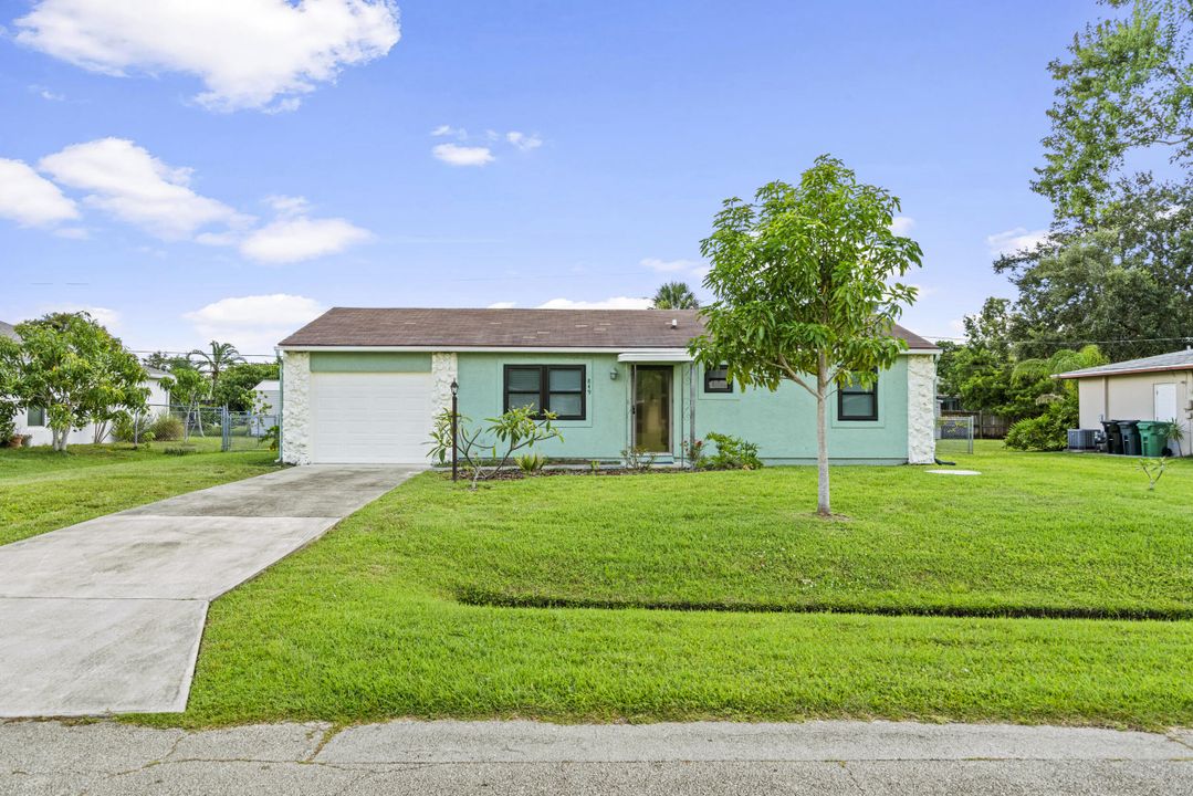 For Sale: $292,950 (2 beds, 2 baths, 900 Square Feet)