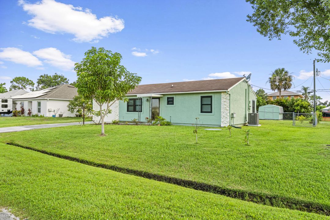 For Sale: $292,950 (2 beds, 2 baths, 900 Square Feet)