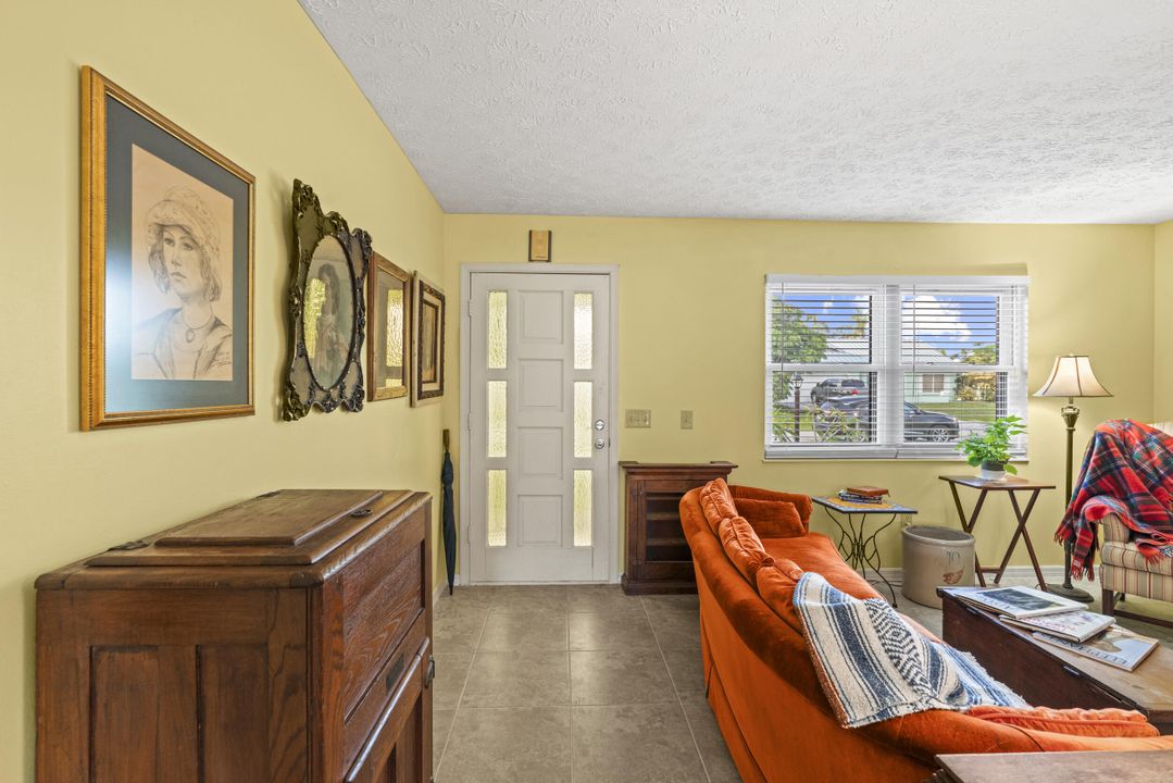 For Sale: $292,950 (2 beds, 2 baths, 900 Square Feet)