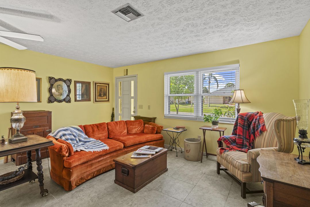 For Sale: $292,950 (2 beds, 2 baths, 900 Square Feet)