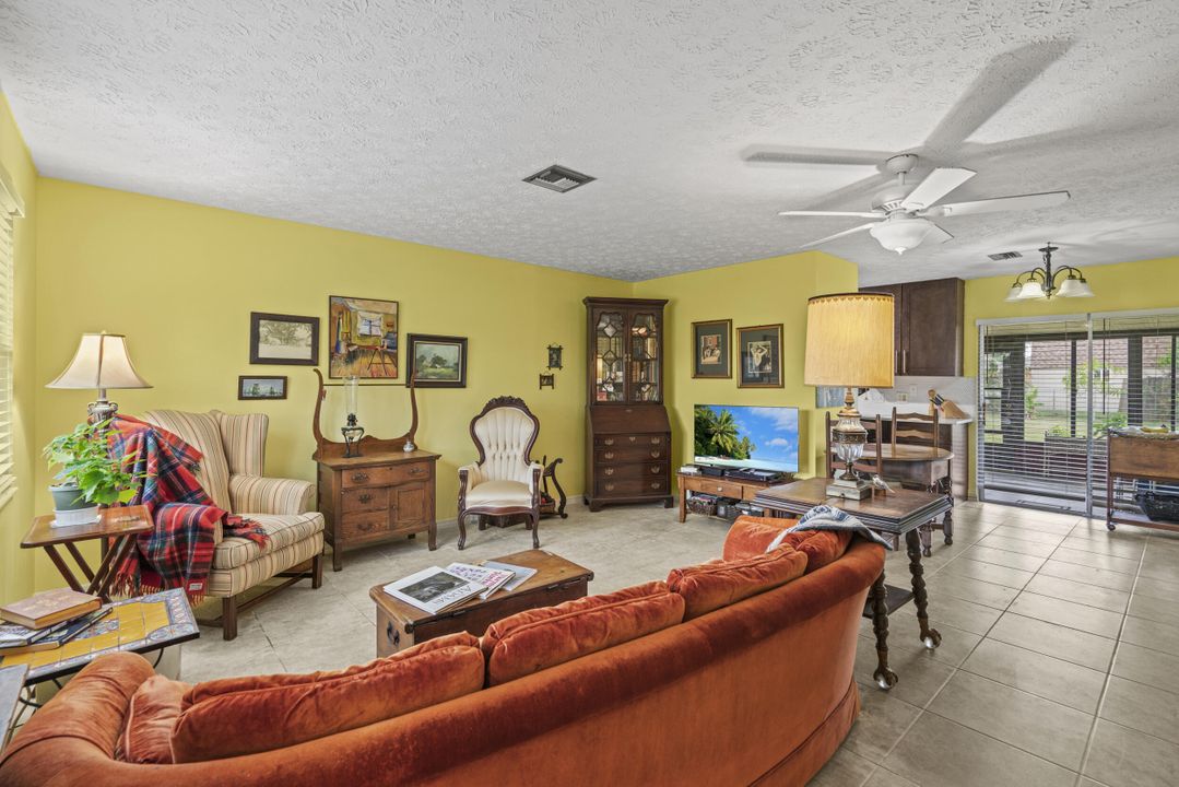 For Sale: $292,950 (2 beds, 2 baths, 900 Square Feet)