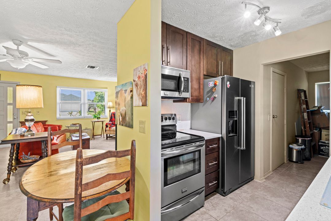 For Sale: $292,950 (2 beds, 2 baths, 900 Square Feet)
