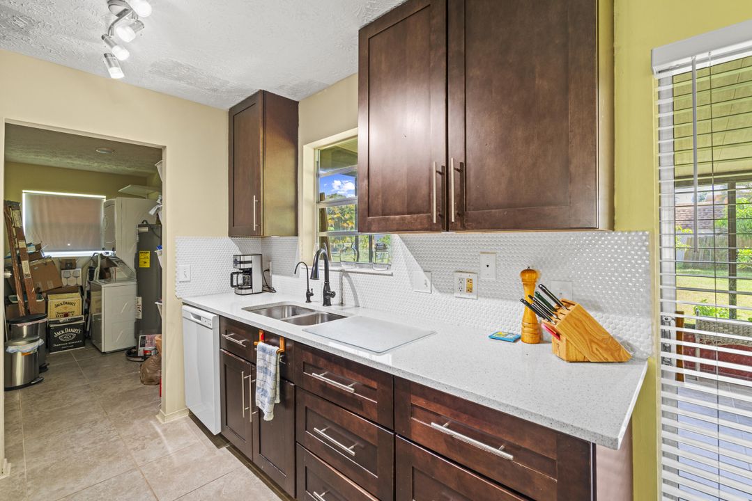 For Sale: $292,950 (2 beds, 2 baths, 900 Square Feet)