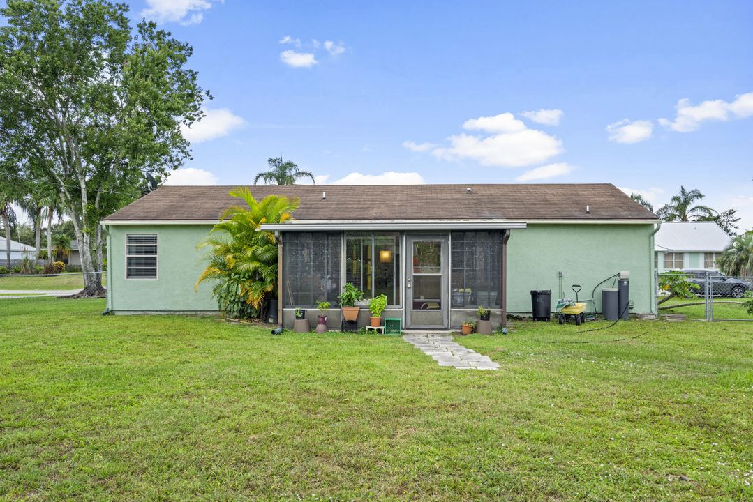 For Sale: $292,950 (2 beds, 2 baths, 900 Square Feet)