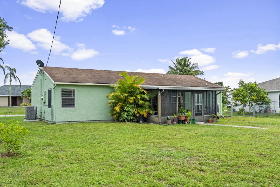 For Sale: $292,950 (2 beds, 2 baths, 900 Square Feet)