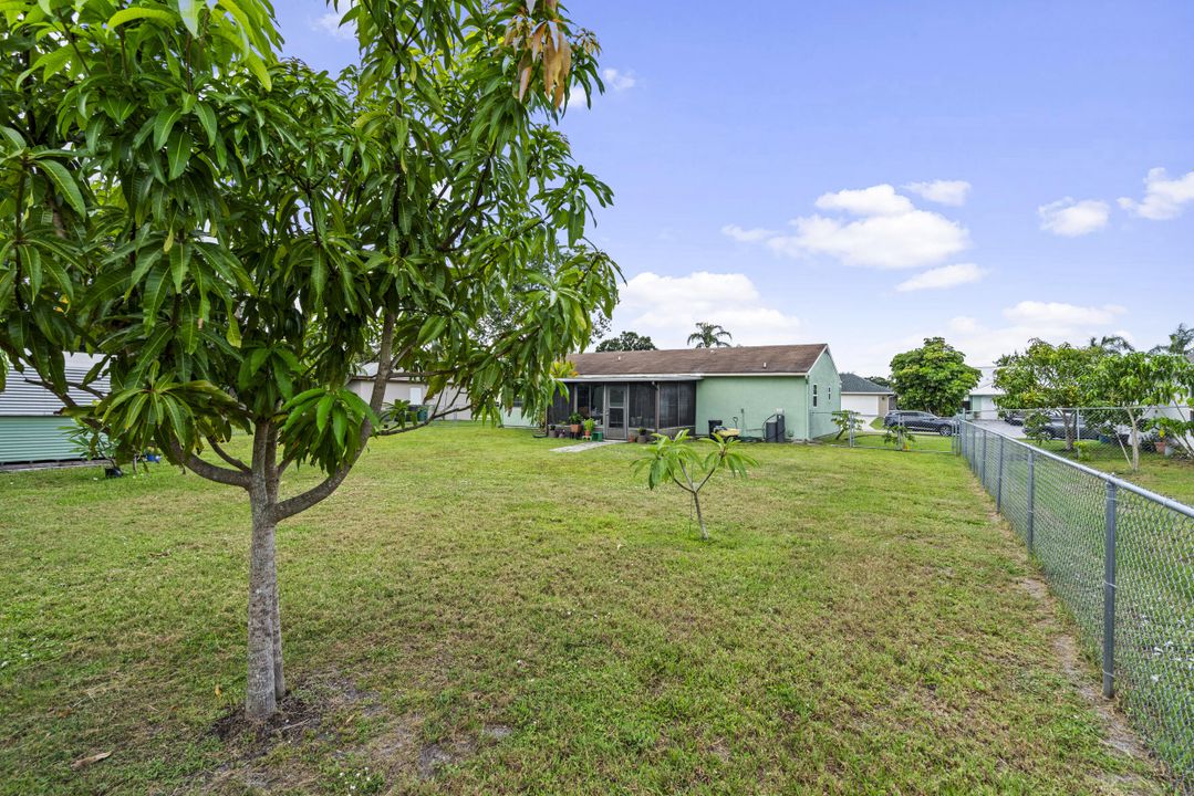 For Sale: $292,950 (2 beds, 2 baths, 900 Square Feet)