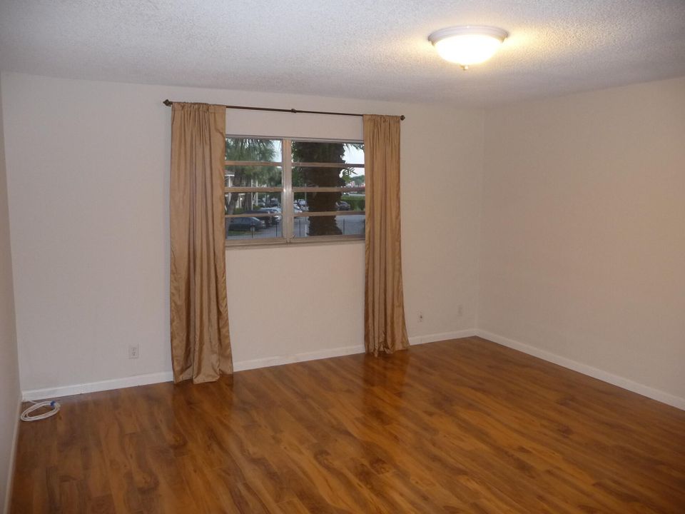 For Rent: $1,700 (1 beds, 1 baths, 960 Square Feet)