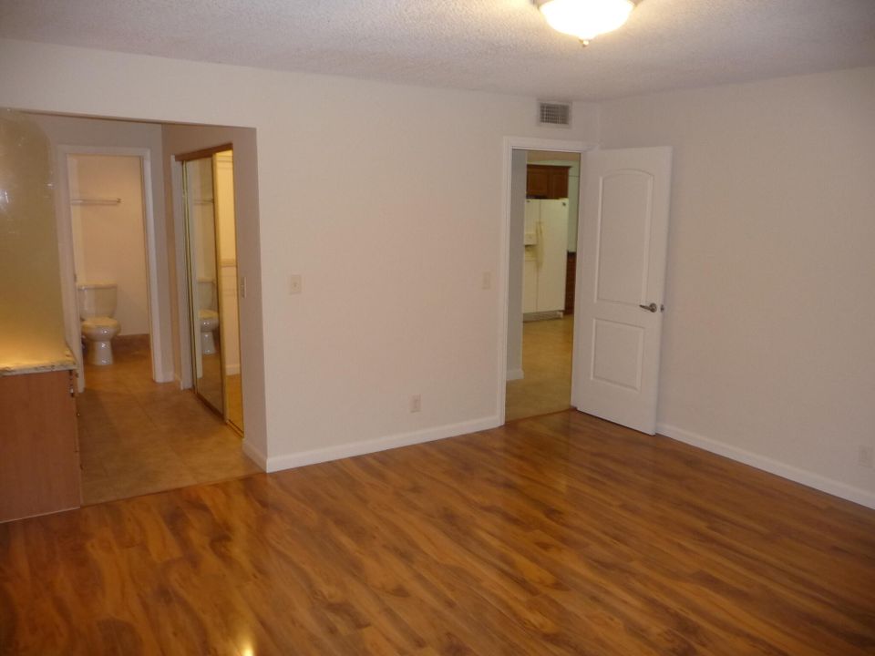 For Rent: $1,700 (1 beds, 1 baths, 960 Square Feet)